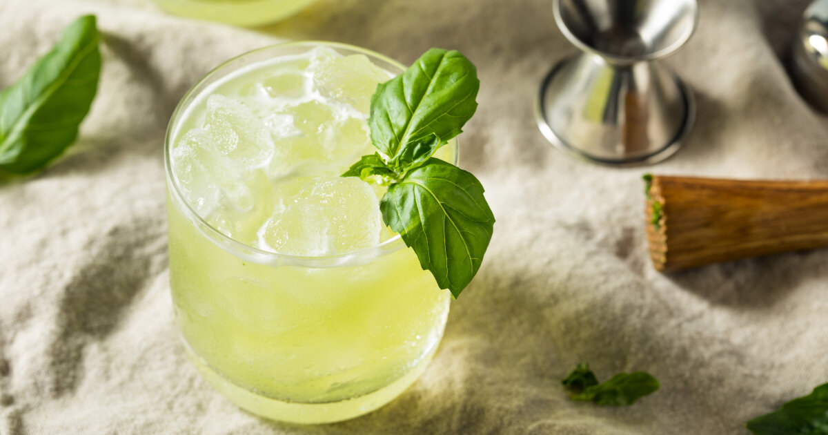Gin Basil Smash recept Cocktailia.se