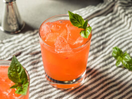 Strawberry Basil Smash – jordgubbsdrink med gin – Cocktailia.se