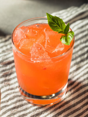 Strawberry Basil Smash – jordgubbsdrink med gin – Cocktailia.se