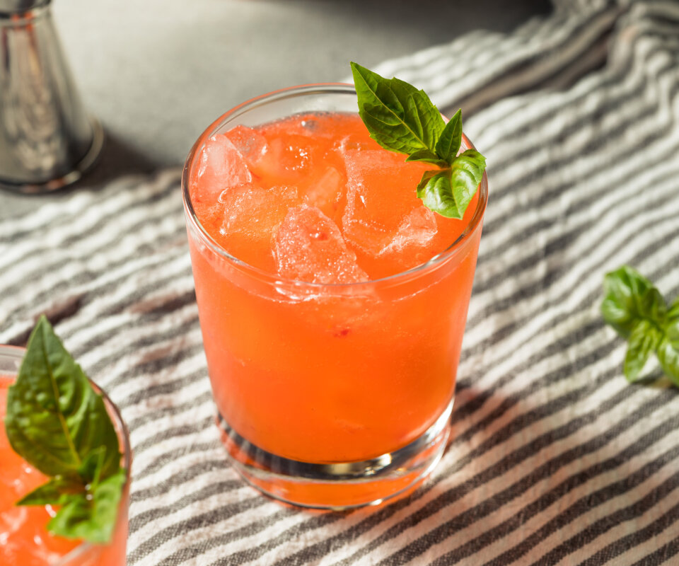 Strawberry Basil Smash – jordgubbsdrink med gin – Cocktailia.se