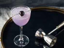 Aviation, recept på en syrlig drink med gin, citronjuice, crème de violette, maraschinolikör och sockerlag.