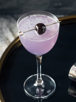 Aviation, recept på en syrlig drink med gin, citronjuice, crème de violette, maraschinolikör och sockerlag.