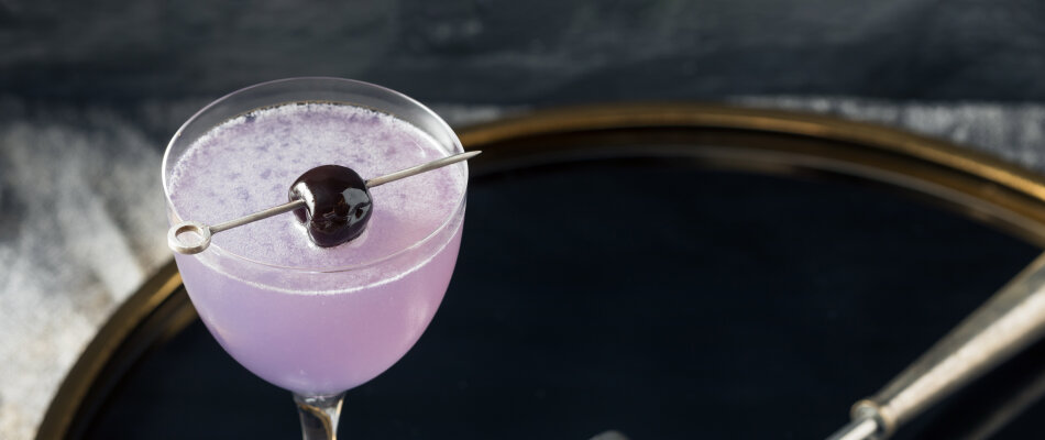Aviation, recept på en syrlig drink med gin, citronjuice, crème de violette, maraschinolikör och sockerlag.