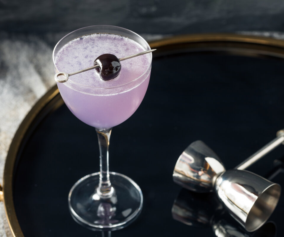 Aviation, recept på en syrlig drink med gin, citronjuice, crème de violette, maraschinolikör och sockerlag.