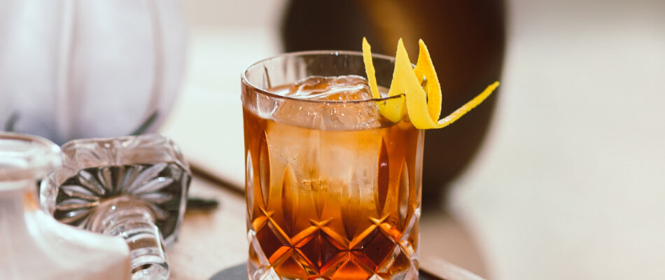 Double Header – en Old Fashioned med aprikos – Cocktailia.se
