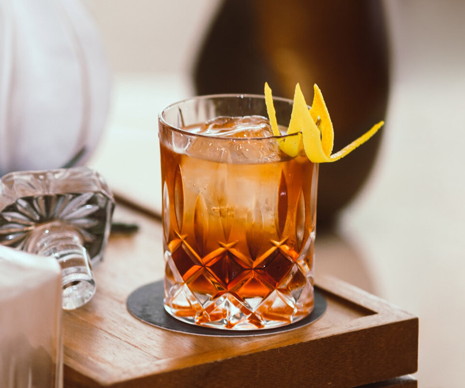 Double Header – en Old Fashioned med aprikos – Cocktailia.se
