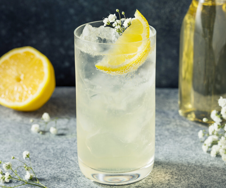 Fläder-Gin och Tonic drink-recept
