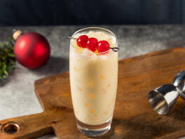 Snowball – en blanding av ägglikör och lemonad – Cocktailia.se