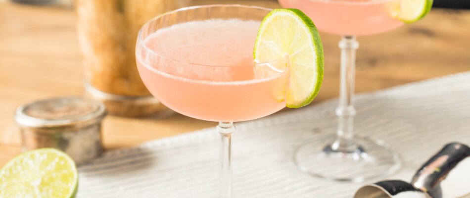 Pendennis Club – Syrlig gindrink med aprikoslikör – Cocktailia.se