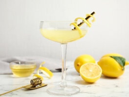 Bee’s Knees drink, en twist på en Gin Sour - recept med gin, honung och citronjuice.