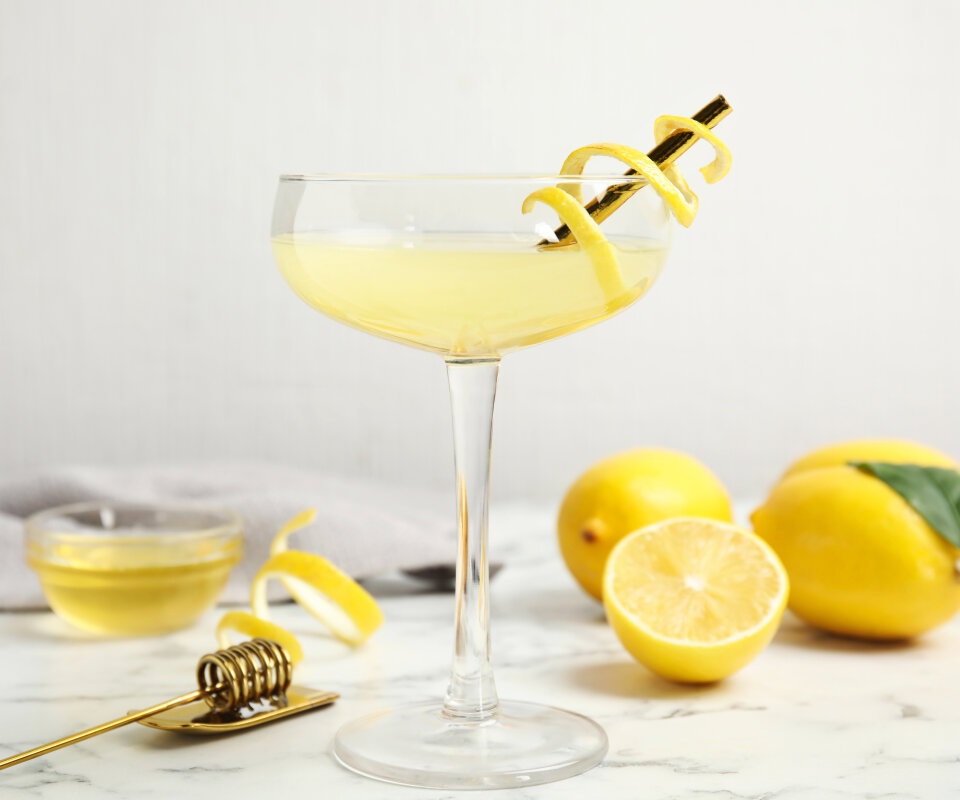 Bee’s Knees drink, en twist på en Gin Sour - recept med gin, honung och citronjuice.