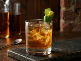 Pins & Needles – Bubblig romdrink med ananas