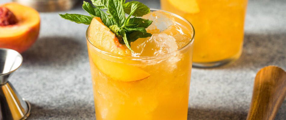 Peach Whiskey Smash drink-recept