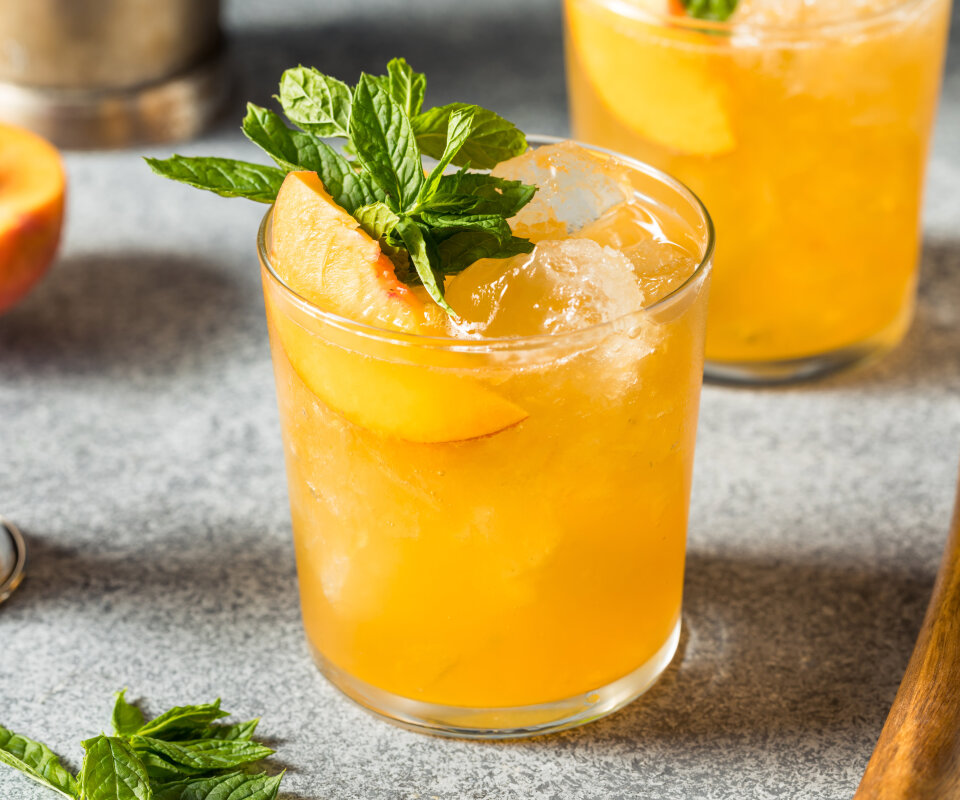 Peach Whiskey Smash drink-recept